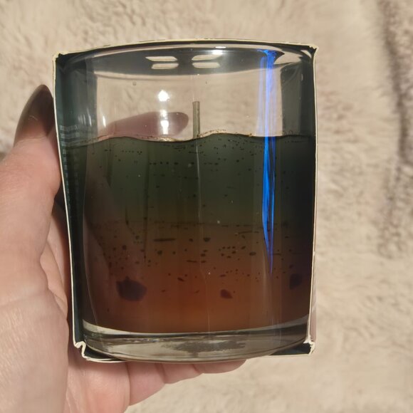 Two Glade 4 oz Candles - Picture 9 of 10